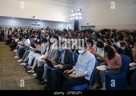 (210418) -- BOAO, 18. April 2021 (Xinhua) -- die Teilnehmer nehmen an der Pressekonferenz der Jahreskonferenz des Boao Forum for Asia (BFA) 2021 und der Veröffentlichung von Jahresberichten in Boao, der südchinesischen Provinz Hainan, am 18. April 2021 Teil. Die jährliche Konferenz der BFA findet vom 18. Bis 21. April in der südchinesischen Inselprovinz Hainan statt. Die diesjährige jährliche Konferenz wird hauptsächlich offline stattfinden, wobei Online-Funktionen im Rahmen der laufenden COVID-19-Prävention und -Kontrolle hinzugefügt werden. Es wird erwartet, dass mehr als 2,600 Delegierte persönlich teilnehmen werden, was sie zur weltweit ersten großen internationalen Konferenz macht Stockfoto