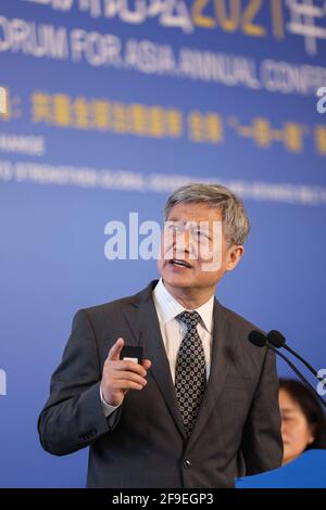 (210418) -- BOAO, 18. April 2021 (Xinhua) -- Zhang Yuyan, Direktor des Instituts für Weltwirtschaft und Politik der Chinesischen Akademie der Sozialwissenschaften, spricht auf einer Pressekonferenz der jährlichen Konferenz des Boao Forum for Asia (BFA) 2021 in Boao, der südchinesischen Provinz Hainan, am 18. April 2021. Die jährliche Konferenz der BFA findet vom 18. Bis 21. April in der südchinesischen Inselprovinz Hainan statt. Die diesjährige jährliche Konferenz wird hauptsächlich offline stattfinden, wobei Online-Funktionen im Rahmen der laufenden COVID-19-Prävention und -Kontrolle hinzugefügt werden, wobei mehr als 2,600 Teilnehmer erwartet werden Stockfoto