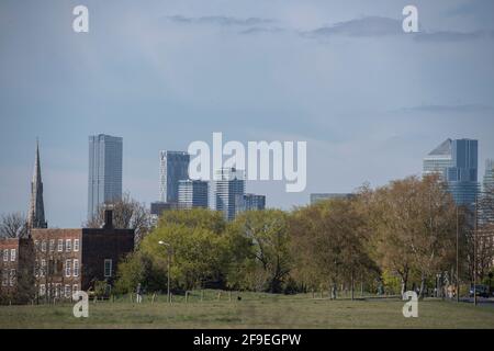 Canary Wharf Wolkenkratzer erscheinen über Bäumen am Blackheath Common in südöstlich von London Stockfoto