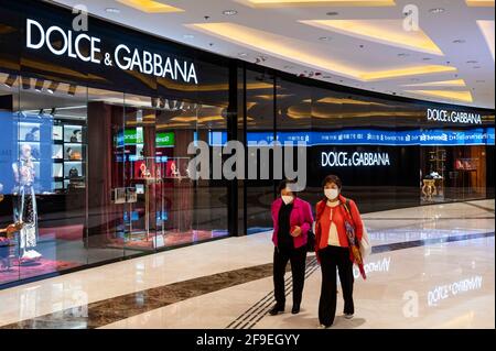 Hongkong, China. März 2021. Shopper laufen am italienischen Luxusmodehaus Dolce & Gabbana in Hongkong vorbei. Kredit: Budrul Chukrut/SOPA Images/ZUMA Wire/Alamy Live Nachrichten Stockfoto