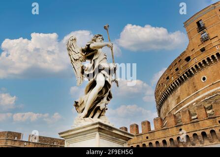 Der neunte Marmorengel auf der Brücke der Engel hält Ein Stock mit einem Schwamm am Ende von Antonio Giorgetti mit der Engelsburg in Rom Stockfoto