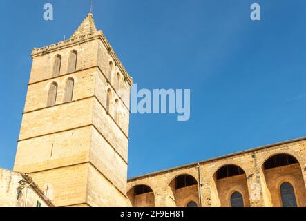 Gesamtansicht der Kirche mit ihrem Turm in der mallorquinischen Stadt Sineu an einem sonnigen Morgen, Insel Mallorca, Spanien Stockfoto