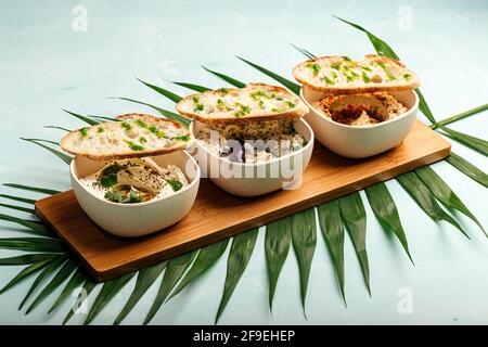 Mazeh Vorspeisen mit Hummus und anderen Dips Stockfoto