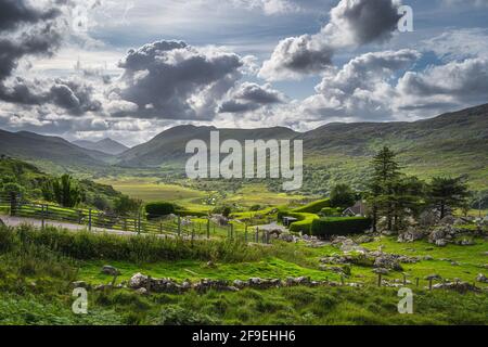 Schöne Molls Gap mit Owenreagh River Valley, MacGillycuddys Reeks Bergen und Schaffarmen, Wild Atlantic Way, Ring of Kerry, Irland Stockfoto