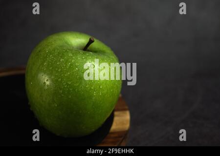 Grüner Apfel auf grauem Hintergrund Stockfoto