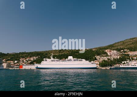 Weißes Kreuzschiff vor der Küste in Kroatien. Stockfoto