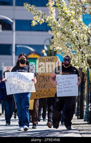 Reno, Usa. April 2021. Demonstranten der BLM halten Plakate mit ihrer Meinung während des marsches.Demonstranten versammeln sich zum marsch in Solidarität mit anderen Demonstranten der BLM (Black Lives Matter) im ganzen Land. Während die Gruppe von einigen, die sie vorbeikamen, in Gefechtet wurde, blieb der marsch friedlich. Kredit: SOPA Images Limited/Alamy Live Nachrichten Stockfoto