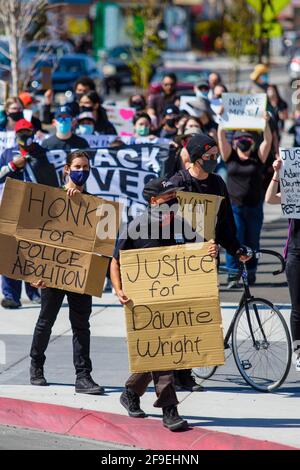 Reno, Usa. April 2021. Demonstranten der BLM halten Plakate mit ihrer Meinung während des marsches.Demonstranten versammeln sich zum marsch in Solidarität mit anderen Demonstranten der BLM (Black Lives Matter) im ganzen Land. Während die Gruppe von einigen, die sie vorbeikamen, in Gefechtet wurde, blieb der marsch friedlich. Kredit: SOPA Images Limited/Alamy Live Nachrichten Stockfoto