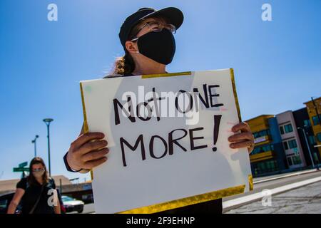 Reno, Usa. April 2021. Ein Protestor hält ein Plakat mit der Aufschrift „nicht mehr!“ Während des marsches versammeln sich Demonstranten, um solidarisch mit anderen Demonstranten der BLM (Black Lives Matter) im ganzen Land zu marschieren. Während die Gruppe von einigen, die sie vorbeikamen, in Gefechtet wurde, blieb der marsch friedlich. Kredit: SOPA Images Limited/Alamy Live Nachrichten Stockfoto