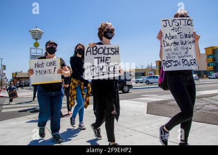 Reno, Usa. April 2021. Demonstranten der BLM halten Plakate mit ihrer Meinung während des marsches.Demonstranten versammeln sich zum marsch in Solidarität mit anderen Demonstranten der BLM (Black Lives Matter) im ganzen Land. Während die Gruppe von einigen, die sie vorbeikamen, in Gefechtet wurde, blieb der marsch friedlich. Kredit: SOPA Images Limited/Alamy Live Nachrichten Stockfoto