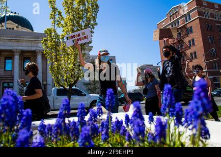 Reno, Usa. April 2021. Demonstranten der BLM halten Plakate mit ihrer Meinung während des marsches.Demonstranten versammeln sich zum marsch in Solidarität mit anderen Demonstranten der BLM (Black Lives Matter) im ganzen Land. Während die Gruppe von einigen, die sie vorbeikamen, in Gefechtet wurde, blieb der marsch friedlich. Kredit: SOPA Images Limited/Alamy Live Nachrichten Stockfoto