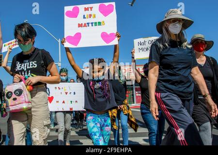 Reno, Usa. April 2021. Ein Mädchen, das während des marsches ein Plakat mit der Aufschrift „Mein Leben zählt“ hält.Demonstranten versammeln sich zum marsch in Solidarität mit anderen Demonstranten der BLM (Black Lives Matter) im ganzen Land. Während die Gruppe von einigen, die sie vorbeikamen, in Gefechtet wurde, blieb der marsch friedlich. Kredit: SOPA Images Limited/Alamy Live Nachrichten Stockfoto