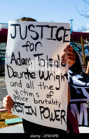 Reno, Usa. April 2021. Eine Protesterin, die während des marsches ein Plakat mit ihrer Meinung hält.Demonstranten versammeln sich zum marsch in Solidarität mit anderen Demonstranten der BLM (Black Lives Matter) im ganzen Land. Während die Gruppe von einigen, die sie vorbeikamen, in Gefechtet wurde, blieb der marsch friedlich. Kredit: SOPA Images Limited/Alamy Live Nachrichten Stockfoto