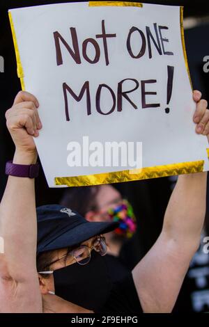 Reno, Usa. April 2021. Ein Protestor hält ein Plakat mit der Aufschrift „nicht mehr!“ Während des marsches versammeln sich Demonstranten, um solidarisch mit anderen Demonstranten der BLM (Black Lives Matter) im ganzen Land zu marschieren. Während die Gruppe von einigen, die sie vorbeikamen, in Gefechtet wurde, blieb der marsch friedlich. Kredit: SOPA Images Limited/Alamy Live Nachrichten Stockfoto