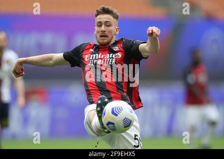 Mailand, Italien. April 2021. Alexis Saelemaekers vom AC Mailand streckt sich während des Serie-A-Spiels bei Giuseppe Meazza, Mailand, um den Ball. Bildnachweis sollte lauten: Jonathan Moscrop/Sportimage Kredit: Sportimage/Alamy Live News Stockfoto