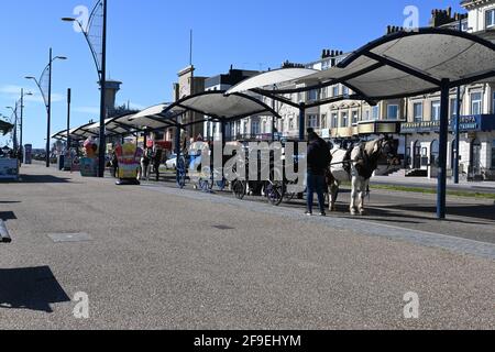 17. April 2021 großes Yarmouth-Pferd und Kutsche warten auf die Menschen Für Fahrten auf und ab der Küste Stockfoto