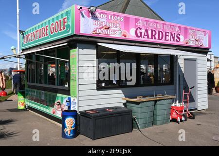 17. April 2021 Great Yarmouth Abenteuer Golf und Garten Shop Verkauf von heißen, kalten Getränken und warmen Speisen mit Zuckerwatte, Eis Stockfoto