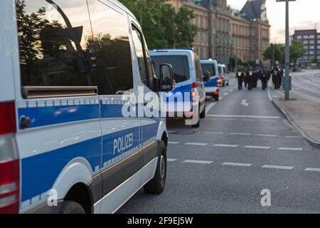 deutsche Polizei in einem Großeinsatz in Hamburg Stockfoto