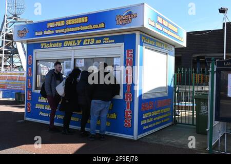 17. April 2021 Great Yarmouth Buchungsbüro für Pleasure Beach Funfair Fahrten und Anfragen Stockfoto