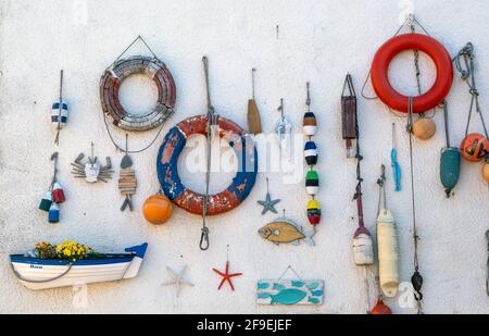 Die Wand eines Hauses in Lower Largo, Fife, dekoriert mit einem Thema Fischerei. Stockfoto