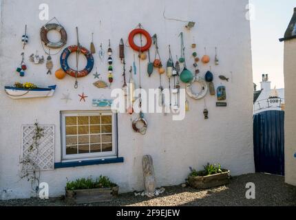 Die Wand eines Hauses in Lower Largo, Fife, dekoriert mit einem Thema Fischerei. Stockfoto