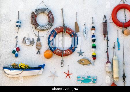 Die Wand eines Hauses in Lower Largo, Fife, dekoriert mit einem Thema Fischerei. Stockfoto