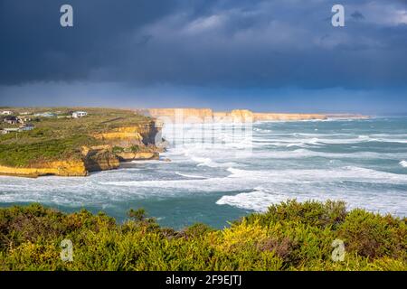 Malerische Küstenlinie am Meer in der Nähe der Stadt Port Campbell an der Great Ocean Road in Victoria, Australien Stockfoto