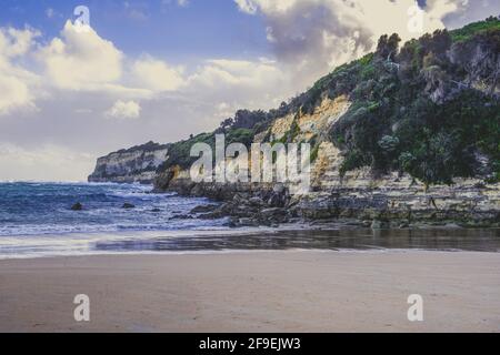 Kalksteinklippen über den Wellen des Ozeans in Australien Stockfoto