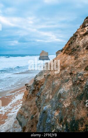 Von der Gibbson Steps an der Great Ocean Road in Victoria, Australien, hat man einen malerischen Blick auf Kalksteinfelsen Stockfoto