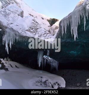 Blick auf ein großes moulin-Loch mit Eiszapfen, die an der Decke der Sapphire-Eishöhle im Breiðamerkurjökull-Gletscher, Vatnajökull, Island, hängen. Stockfoto