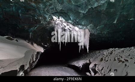 Atemberaubender Blick auf die Sapphire Ice Cave, die sich im Breiðamerkurjökull-Gletscher, Vatnajökull, Südisland, mit blau schimmernder Eisoberfläche befindet. Stockfoto