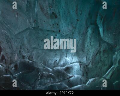 Nahaufnahme der leicht blau schimmernden Eisfläche an der Decke der Sapphire-Eishöhle im Breiðamerkurjökull-Gletscher, Vatnajökull, Island. Stockfoto