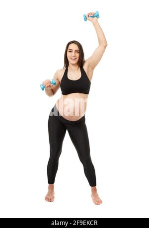 Junge Schwangerin macht Fitnessübungen für die Schwangerschaft, isoliert auf weißem Hintergrund Stockfoto