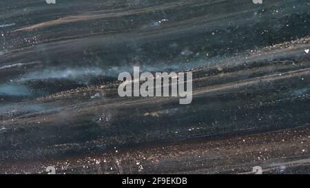 Nahaufnahme der glatten Eisoberfläche an der Wand der Sapphire-Eishöhle im Breiðamerkurjökull-Gletscher, Nationalpark Vatnajökull, Südisland. Stockfoto