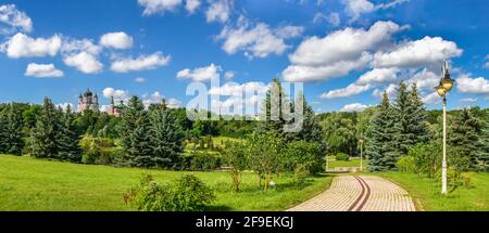 Kiew, Ukraine 07.09.2020. Feofania Park und die Kathedrale von St. Panteleimon in Kiew, Ukraine, an einem sonnigen Sommertag Stockfoto