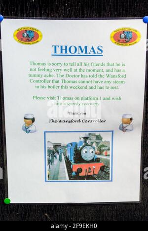 Humorvolle Entschuldigung für den fehlenden Tankmotor Thomas, Wansford Station auf der Nene Valley Railway, Cambridgeshire, Großbritannien. Erhaltene Eisenbahnlinie Stockfoto