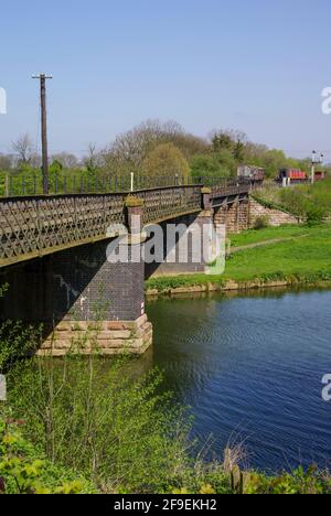 Eisenbahnbrücke über den Fluss Nene in der Nähe der Wansford Station auf der Nene Valley Railway, Cambridgeshire, Großbritannien. Erhaltene Eisenbahnlinie. Heritage Railway Stockfoto