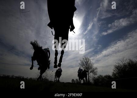 Läufer und Reiter in Aktion während der Pferderennbahn Streams auf Racing TV Extra Handicap Chase auf Stratford-on-Avon Racecourse. Ausgabedatum: Sonntag, 18. April 2021. Stockfoto