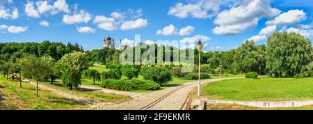 Kiew, Ukraine 07.09.2020. Feofania Park und die Kathedrale von St. Panteleimon in Kiew, Ukraine, an einem sonnigen Sommertag Stockfoto