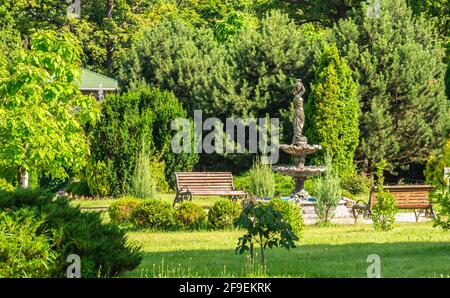 Kiew, Ukraine 07.09.2020. Feofania Park und die Kathedrale von St. Panteleimon in Kiew, Ukraine, an einem sonnigen Sommertag Stockfoto