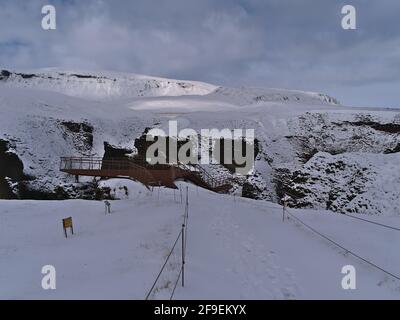 Schneebedeckter Fußweg und Aussichtsplattform über dem berühmten Canyon Fjaðrárgljúfur im Süden Islands in der Nähe von Route 1 und Kirkjubæjarklaustur. Stockfoto