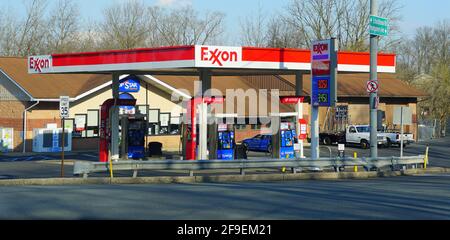 Pennsburg, Pennsylvania, USA - 12. April 2021 - die Exxon-Tankstelle an einem sonnigen Tag Stockfoto