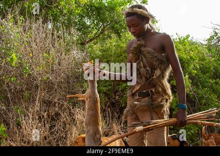 Hadzabe-Jäger auf einer Jagdexpedition. Die Hadza, oder Hadzabe, sind eine ethnische Gruppe im Nord-Zentral-tansania, die rund um den Eyasi-See im Zentrum lebt Stockfoto