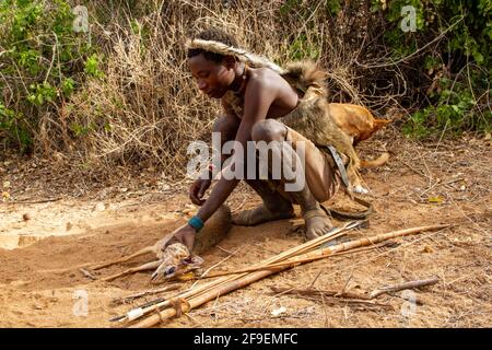 Hadzabe-Jäger auf einer Jagdexpedition. Die Hadza, oder Hadzabe, sind eine ethnische Gruppe im Nord-Zentral-tansania, die rund um den Eyasi-See im Zentrum lebt Stockfoto