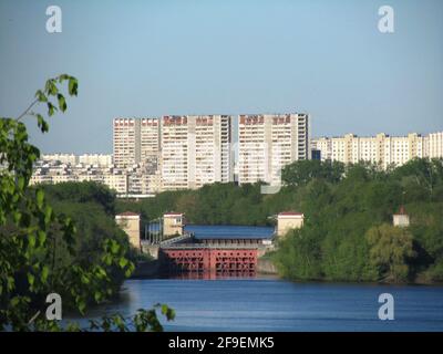 Stadtbild über dem Fluss in Moskau Stockfoto