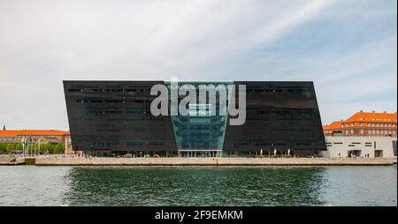 Ein Bild der Königlichen Bibliothek von Copanhagen, vom anderen Rand des Wasserkörpers Honsebrolobet aus gesehen. Stockfoto