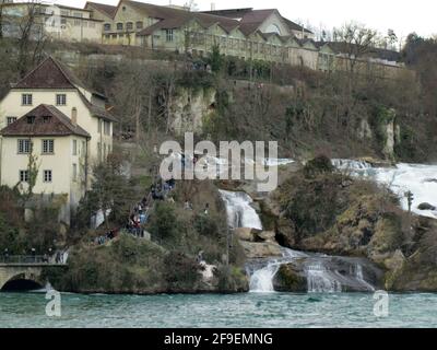 Landschaftlich reizvolle Aussicht auf die rheinfälle in schaffhausen Stockfoto