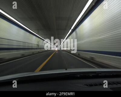 Fahrt durch den tunnel in der bucht von cheapeake Stockfoto