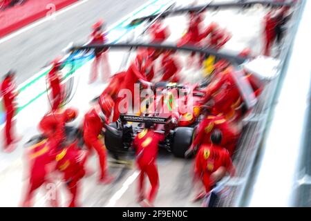Imola, Italien. April 2021. Ferrari übt einen Boxenstopp. 18.04.2021. Formel-1-Weltmeisterschaft, Rd 2, Großer Preis Der Emilia Romagna, Imola, Italien, Renntag. Bildnachweis sollte lauten: XPB/Press Association Images. Quelle: XPB Images Ltd/Alamy Live News Stockfoto