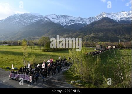 San Didero, Italien - 17. April 2021: No-Tav-Aktivisten nehmen an einer Demo gegen das Projekt der neuen Autoport in San Didero, Italien, Teil. Im märz wurde auch die Autobahn Frejus Turin-Bardonecchia gesperrt, was den Verkehr vorübergehend einstellte. Stockfoto